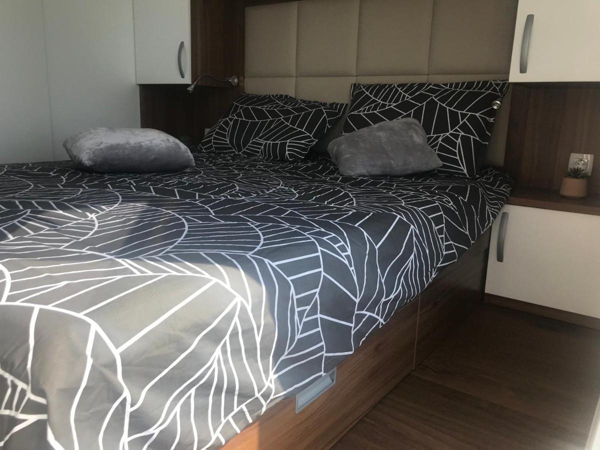 PUY Floating House Varoni מראה חיצוני תמונה