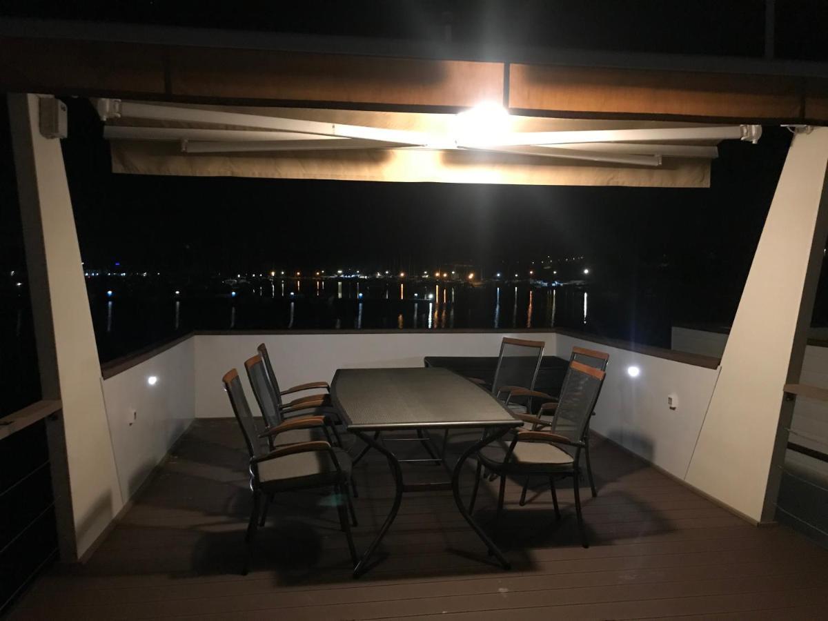 PUY Floating House Varoni מראה חיצוני תמונה