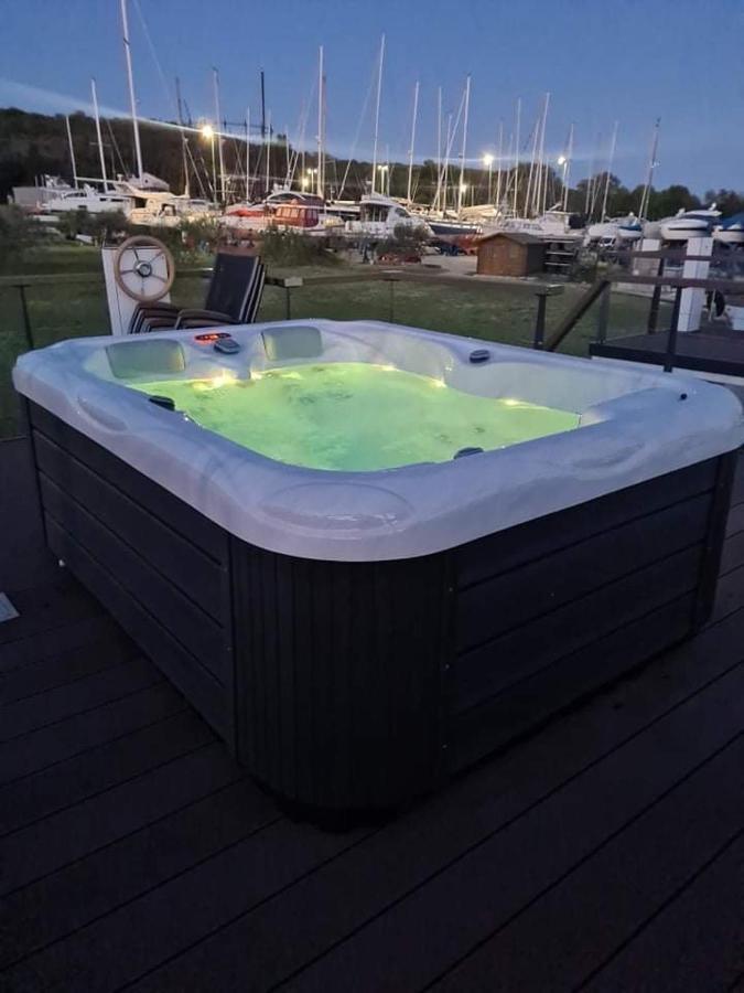 PUY Floating House Varoni מראה חיצוני תמונה